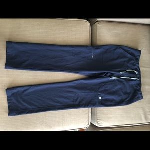 FIGS men’s Cairo-Cargo Scrub Pants in Navy Worn 2x